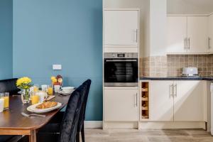 Luxury 2 Bed Garden Apartment With Parking Accommodation image 2 Luxury 2 Bed Garden Apartment With Parking image two