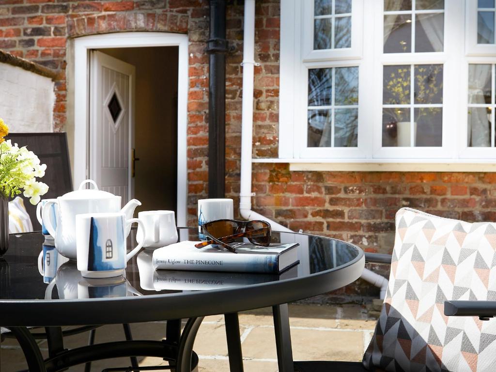 Courtyard Cottage image one