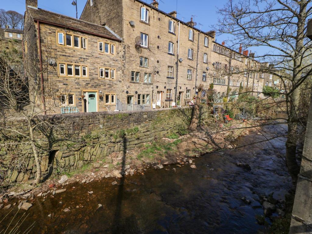 Kingfisher Cottage image one