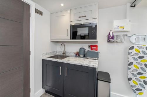 City Apartments - The Hole in the Wall Accommodation image 3 City Apartments - The Hole in the Wall image three