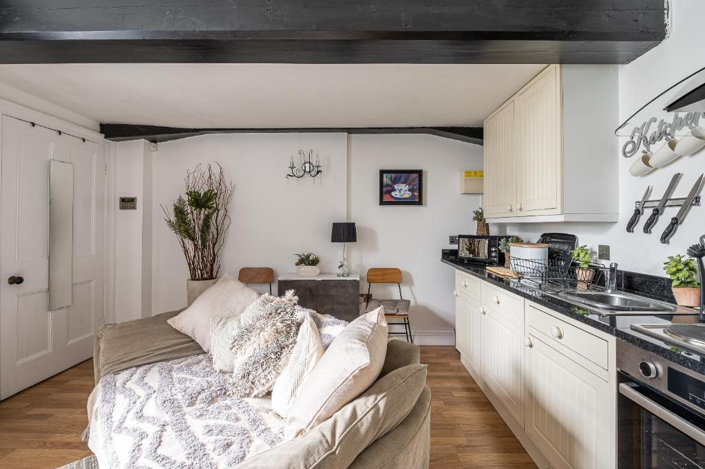 1 Bed Central Garden Apartment Accommodation image 1 1 Bed Central Garden Apartment image one