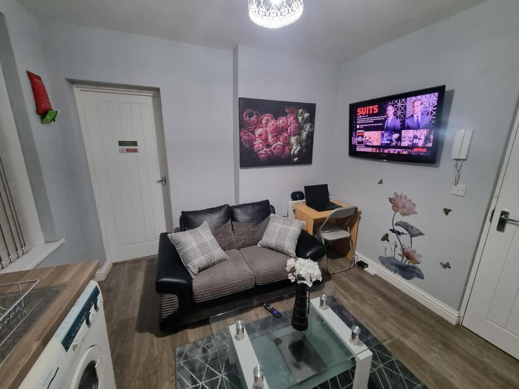 * Well equipped apartment for a relaxing cosy and luxurious fun stay + Free Parking + Free Fast WiFi * image one