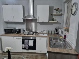 * Well equipped apartment for a relaxing cosy and luxurious fun stay + Free Parking + Free Fast WiFi * image two