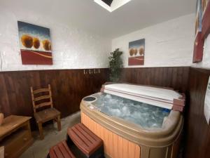 Chocbox Cottage - 2 bedroom chocbox cottage with hottub and log fire image two
