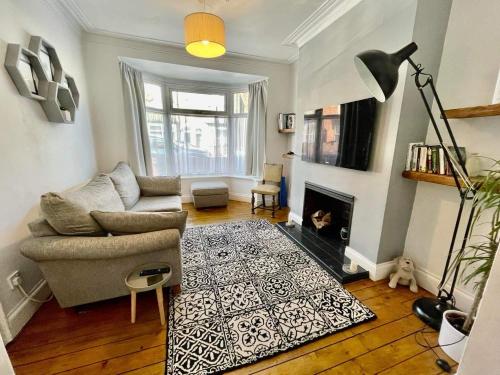 lovely 3 bed house close to the Uni & centre Accommodation image 3 lovely 3 bed house close to the Uni & centre image three