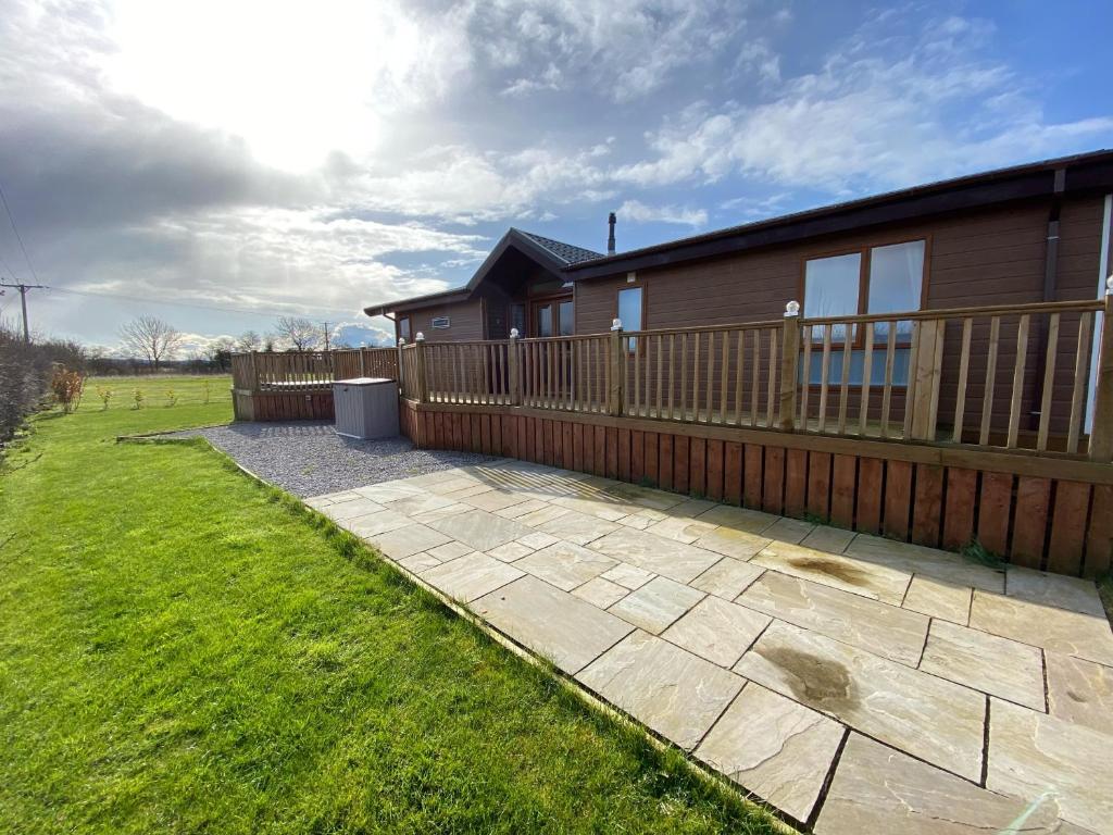 Long Meadow Lodge with Hot Tub image one