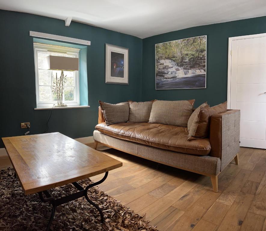 Fernlea Mews, luxury 2 bed 2 bath holiday home, central Richmond, Swaledale Accommodation image 1 Fernlea Mews, luxury 2 bed 2 bath holiday home, central Richmond, Swaledale image one