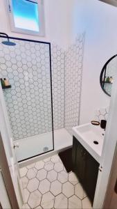 The Pink Bath Pad - 3 bedroom seaside apartment Pets allowed New Accommodation image 2 The Pink Bath Pad - 3 bedroom seaside apartment Pets allowed New image two