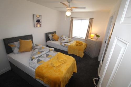 SUPER 7 PERSON 3 BEDROOM 3 BATHROOM HOUSe! image three