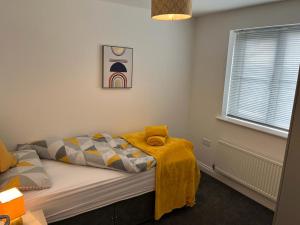 SUPER 7 PERSON 3 BEDROOM 3 BATHROOM HOUSe! image two