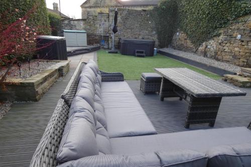 Honeybee Cottage, with a log fire & a hot tub. Accommodation image 2 Honeybee Cottage, with a log fire & a hot tub. image three
