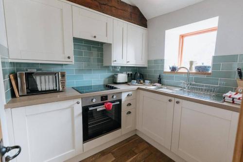 GABLE COTTAGE // LUXURIOUS NEWLY RENOVATED 1 BED ACCOMMODATION CLOSE TO THE PEAK DISTRICT, YORKSHIRE Accommodation image 3 GABLE COTTAGE // LUXURIOUS NEWLY RENOVATED 1 BED ACCOMMODATION CLOSE TO THE PEAK DISTRICT, YORKSHIRE image three