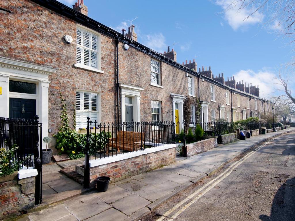 Bar Wall Cottage-City Wall Views-sleeps 5 Accommodation image 1 Bar Wall Cottage-City Wall Views-sleeps 5 image one