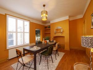 Bar Wall Cottage-City Wall Views-sleeps 5 Accommodation image 2 Bar Wall Cottage-City Wall Views-sleeps 5 image two