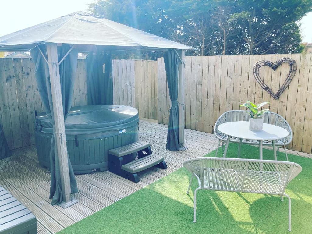Seabourne Holiday Home with optional Hottub Hire Scarborough Accommodation image 1 Seabourne Holiday Home with optional Hottub Hire Scarborough image one
