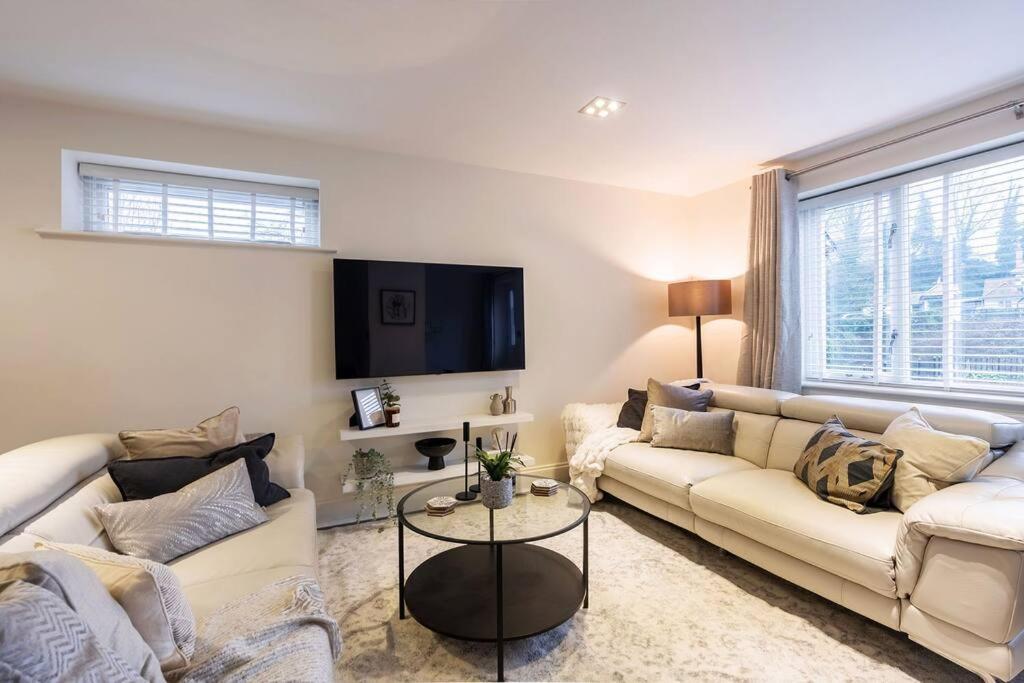 Stunning 2-bed Riverside Luxury Home with Parking Accommodation image 1 Stunning 2-bed Riverside Luxury Home with Parking image one