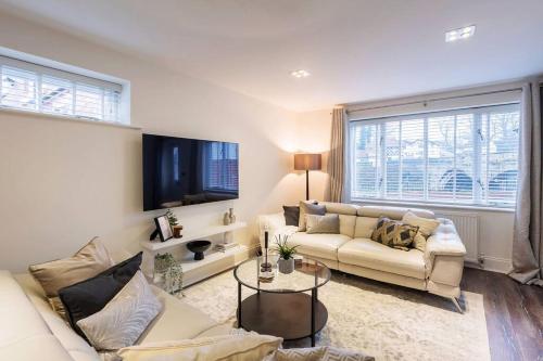 Stunning 2-bed Riverside Luxury Home with Parking Accommodation image 3 Stunning 2-bed Riverside Luxury Home with Parking image three