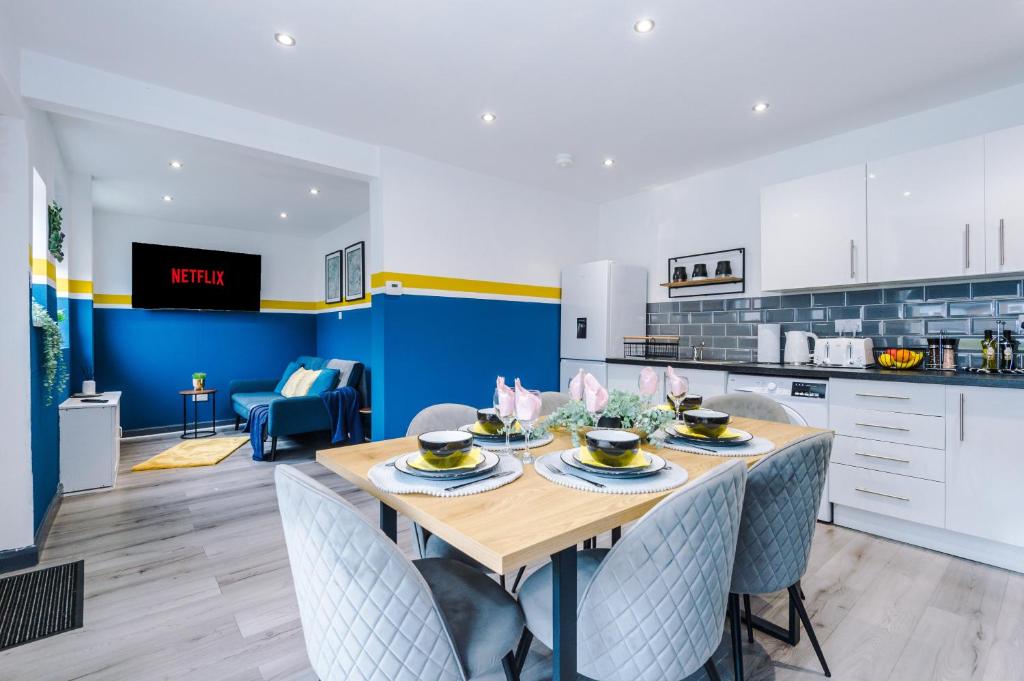 Sleek and Stylish House - 5 Minutes From Leeds City Centre Accommodation image 1 Sleek and Stylish House - 5 Minutes From Leeds City Centre image one