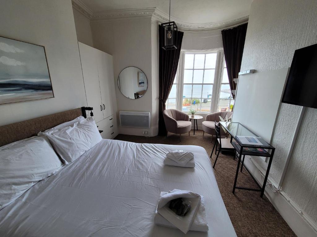 Sea View flat 2 with Fast WiFi and FREE parking Accommodation image 1 Sea View flat 2 with Fast WiFi and FREE parking image one