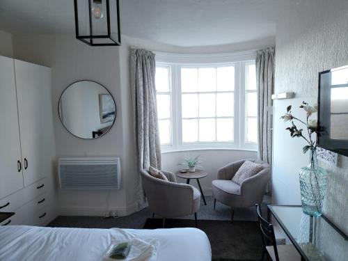 Sea View flat 4 fast WIFI & FREE parking Accommodation image 3 Sea View flat 4 fast WIFI & FREE parking image three