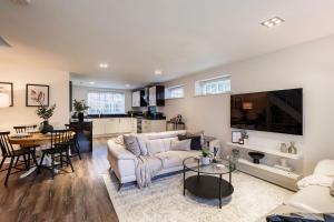 Stunning 2-bed Riverside Luxury Home with Parking Accommodation image 2 Stunning 2-bed Riverside Luxury Home with Parking image two