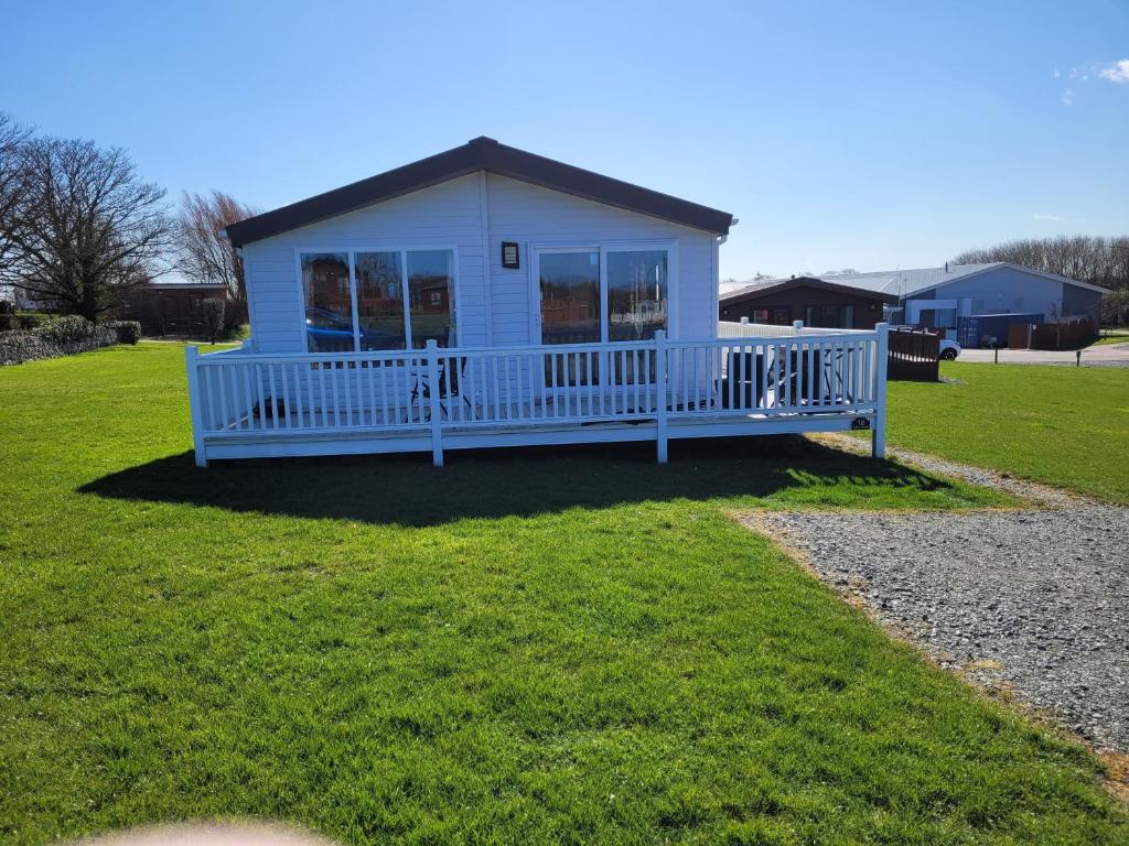 Remarkable 3-Bed House in Hull image one