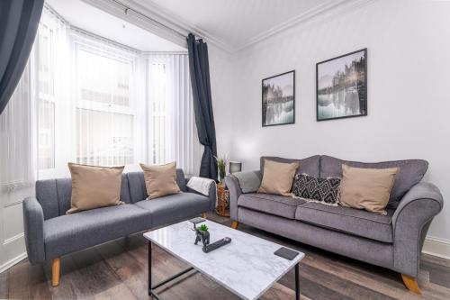 Redmayne House - Cheerful 3bedroom House with Free WiFi image three
