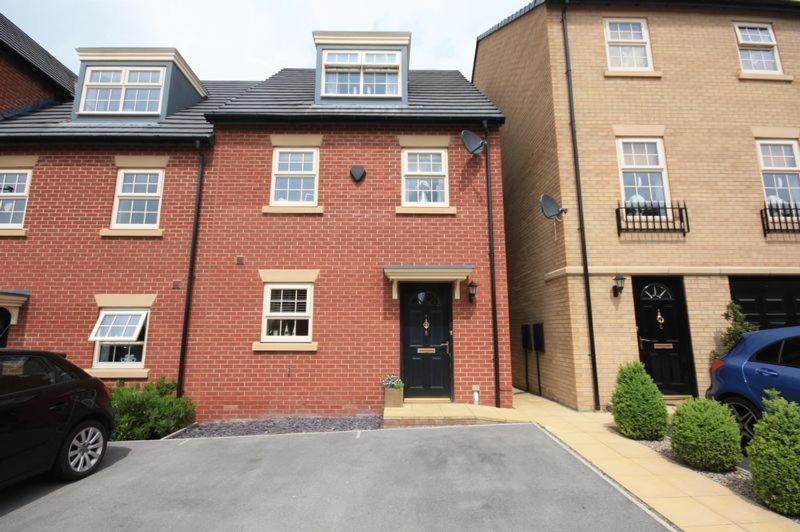 Stunning 3 bedroom home with free parking, free wifi and Netflix, Company workers welcome short term and long term Accommodation image 1 Stunning 3 bedroom home with free parking, free wifi and Netflix, Company workers welcome short term and long term image one