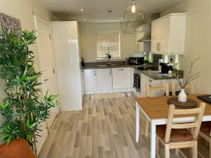 Stunning 3 bedroom home with free parking, free wifi and Netflix, Company workers welcome short term and long term Accommodation image 2 Stunning 3 bedroom home with free parking, free wifi and Netflix, Company workers welcome short term and long term image two