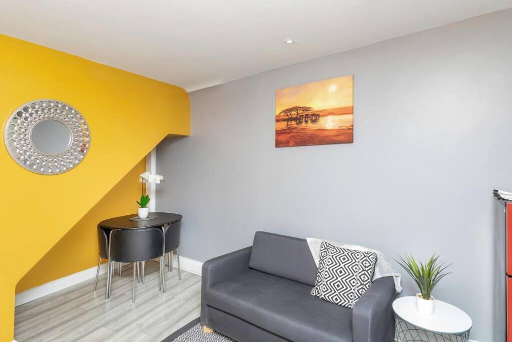 Luxury Living - Lovely 1 Bedroom Apartment Accommodation image 1 Luxury Living - Lovely 1 Bedroom Apartment image one