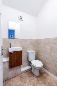 Contractor and Family House & Free Parking & Garden Accommodation image 2 Contractor and Family House & Free Parking & Garden image two