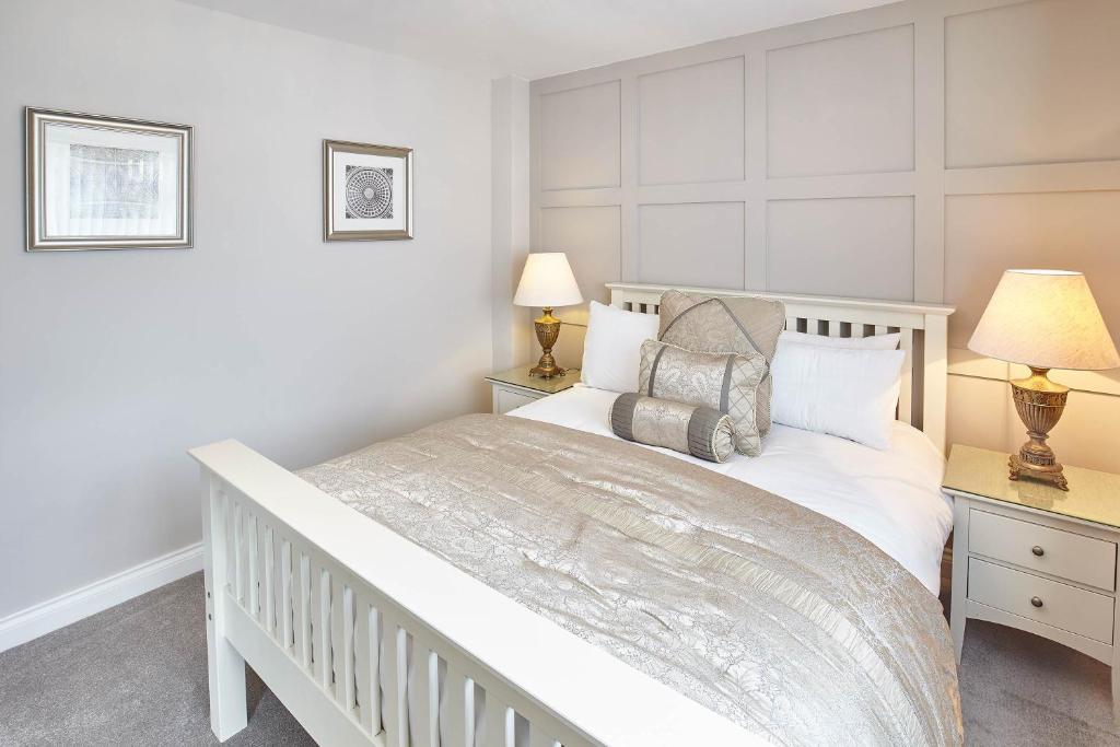 Host & Stay - Sandling Court image one