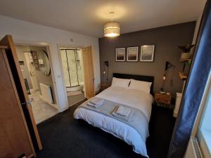 Entire Central 2 Bedroom Apartment (With Parking) Accommodation image 2 Entire Central 2 Bedroom Apartment (With Parking) image two