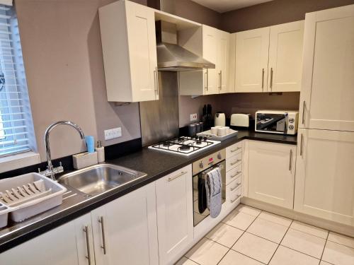 Entire Central 2 Bedroom Apartment (With Parking) Accommodation image 3 Entire Central 2 Bedroom Apartment (With Parking) image three