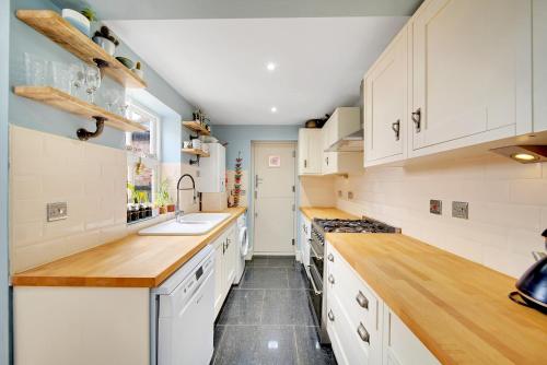 Pass the Keys Well Located 3 bed Town House with Free Parking Accommodation image 3 Pass the Keys Well Located 3 bed Town House with Free Parking image three