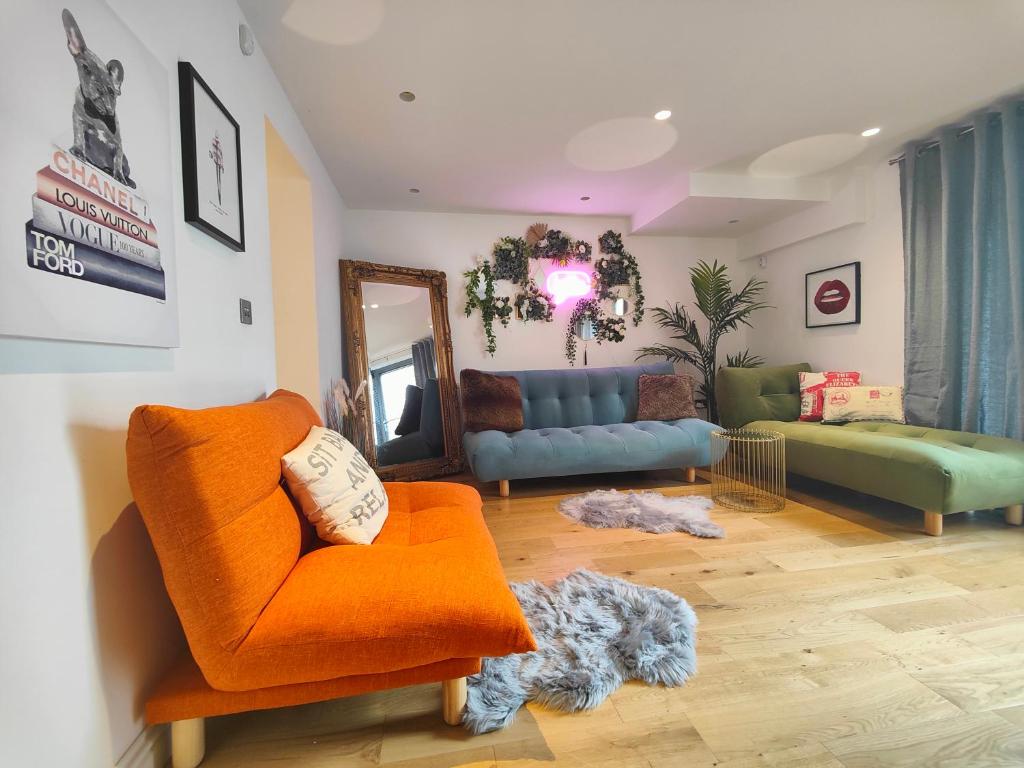 Hidden Gem- Stunning City Centre Townhouse image one