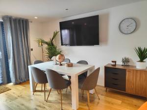 Hidden Gem- Stunning City Centre Townhouse image two