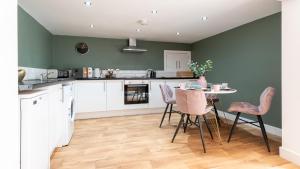 Stylish 2 bed town centre apartment with parking Accommodation image 2 Stylish 2 bed town centre apartment with parking image two