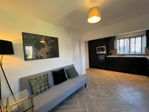 Contemporary 1 Bedroom Apartment image three