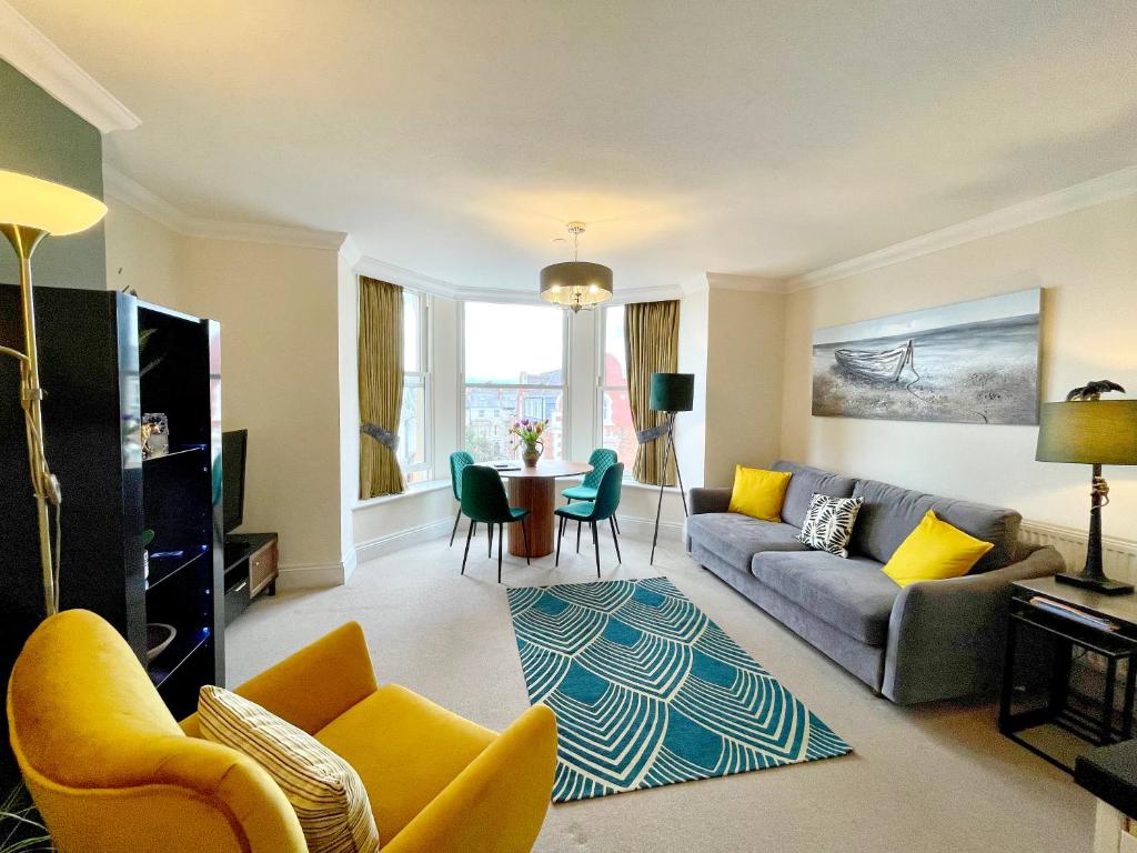 Beautiful chic apartment, lift, views & parking image one