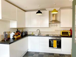 Beautiful chic apartment, lift, views & parking image two