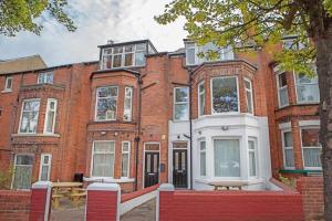 Scarborough Stays - Luxury Townhouse Ideal for large groups - HOT TUB Accommodation image 2 Scarborough Stays - Luxury Townhouse Ideal for large groups - HOT TUB image two