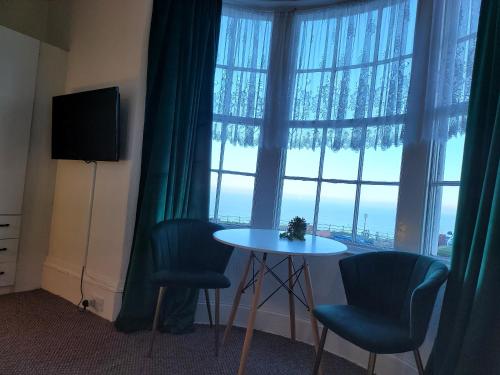 SeaView ground floor flat fast WiFi & FREE PARKING Accommodation image 3 SeaView ground floor flat fast WiFi & FREE PARKING image three