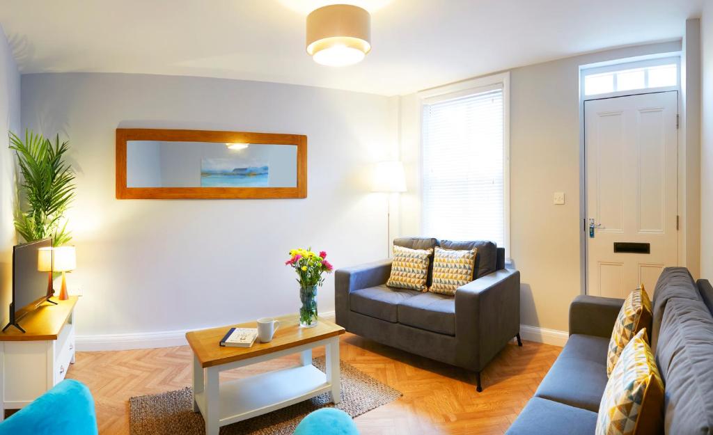 Beautifully furnished 4-bed townhouse on South Cliff Accommodation image 1 Beautifully furnished 4-bed townhouse on South Cliff image one