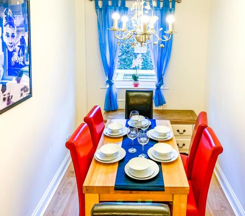 The Victoria - Free Parking - With Our Neighbouring Homes Sleeps 6,12,18 - York Holiday Home Accommodation image 3 The Victoria - Free Parking - With Our Neighbouring Homes Sleeps 6,12,18 - York Holiday Home image three