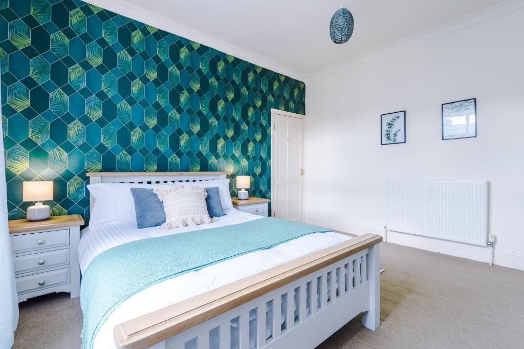 Spacious house, newly furnished, 10 mins from centre, parking and garden Accommodation image 1 Spacious house, newly furnished, 10 mins from centre, parking and garden image one