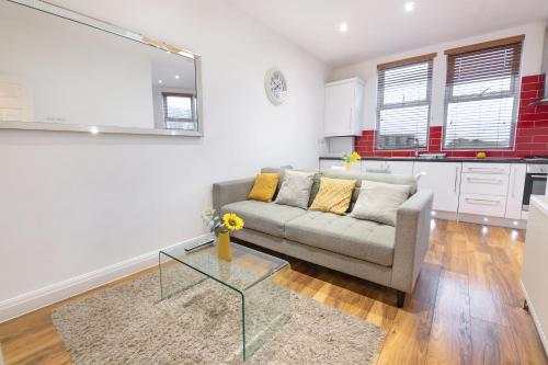 Modern apartment close to city centre with parking Accommodation image 3 Modern apartment close to city centre with parking image three