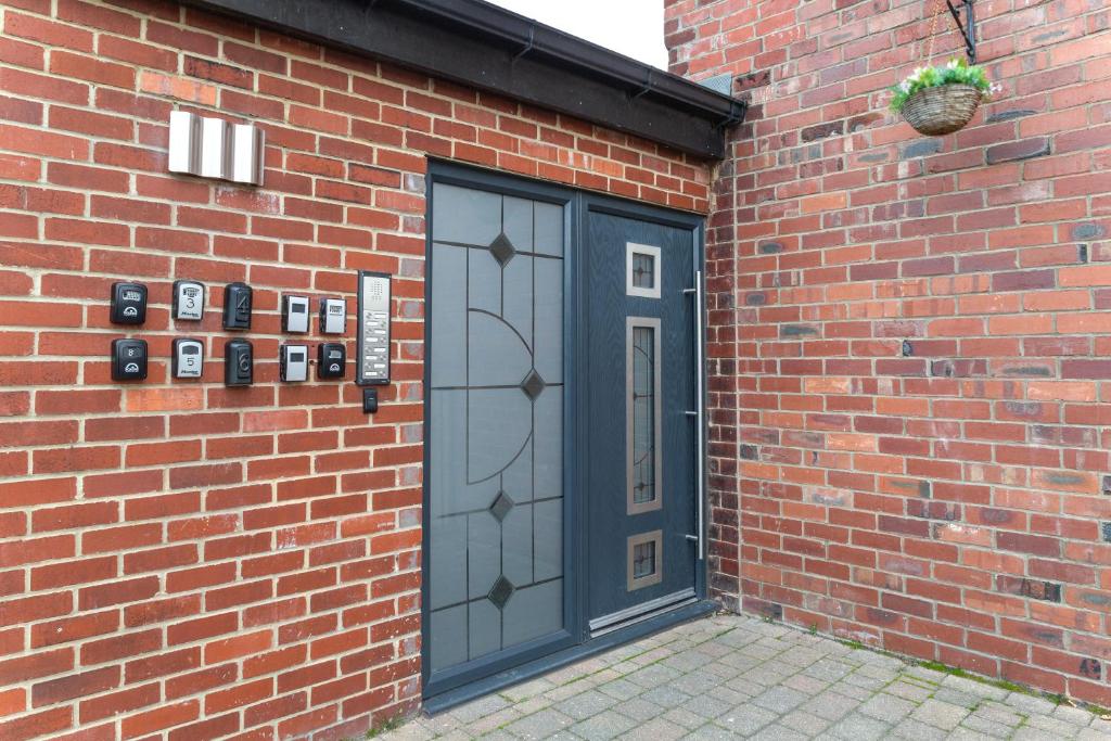 Modern apartment close to city centre with parking Accommodation image 1 Modern apartment close to city centre with parking image one
