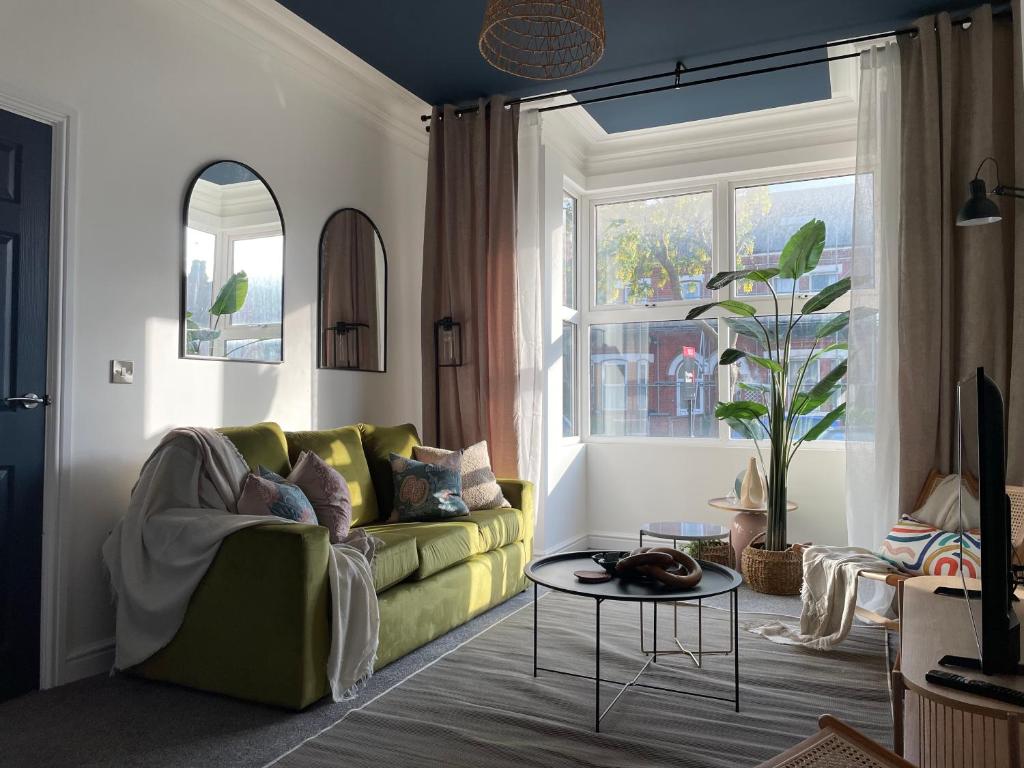 Doncaster Large Luxury 3 Bedroom House, Sleeps 8, City Centre, Racecourse, Free Parking, by EMPOWER HOMES Accommodation image 1 Doncaster Large Luxury 3 Bedroom House, Sleeps 8, City Centre, Racecourse, Free Parking, by EMPOWER HOMES image one