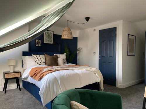 Doncaster Large Luxury 3 Bedroom House, Sleeps 8, City Centre, Racecourse, Free Parking, by EMPOWER HOMES Accommodation image 3 Doncaster Large Luxury 3 Bedroom House, Sleeps 8, City Centre, Racecourse, Free Parking, by EMPOWER HOMES image three